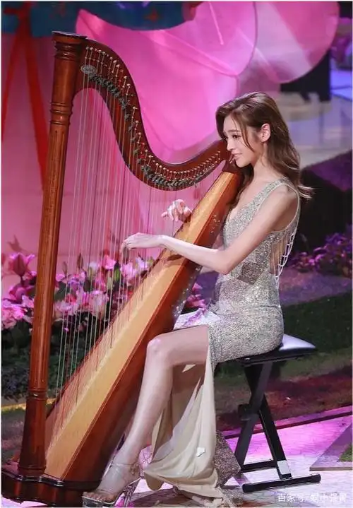 25岁混血美女获双料港姐冠军,神似迪丽热巴,近十年最好的一届