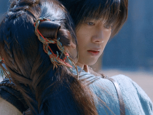 邢菲主动亲任嘉伦##任嘉伦邢菲脸颊吻