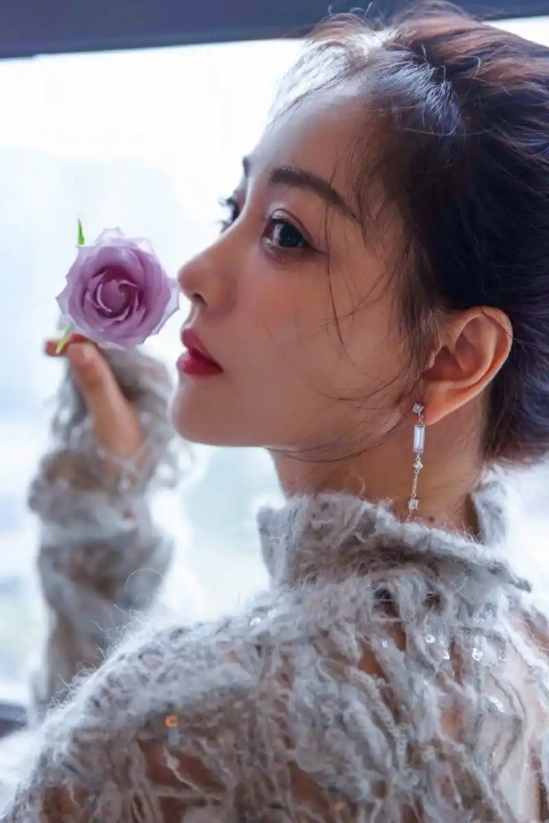 杨蓉镂空长裙写真,丰满的身材若隐若现,根本遮不住诱人至极!