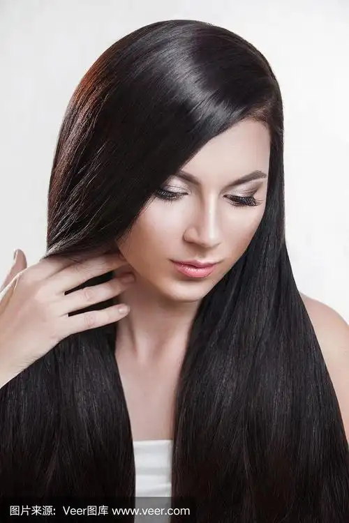 漂亮的黑发女孩.健康的长发.