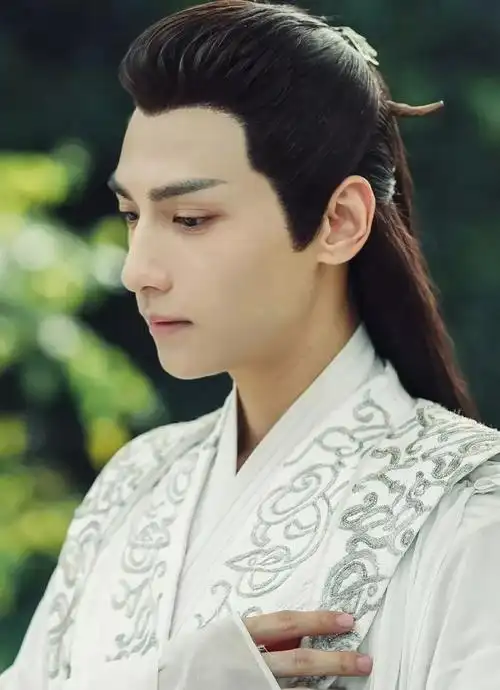 蹀躞带,古代一种多功能的腰带,唐代时被定为文武官员必佩之物,而且