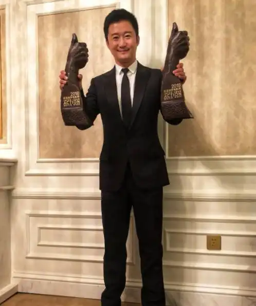 这样的吴京看起来身材也是很不错的