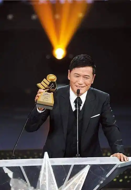 温哥华网友餐馆偶遇苗侨伟!男神身材发福仍帅气不减 让人心动!