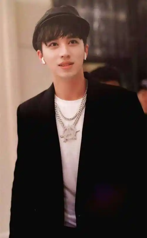 十足猫控,会做蛋糕,却也会抽烟会跳舞,从小跳拉丁,却又是个纹身少年