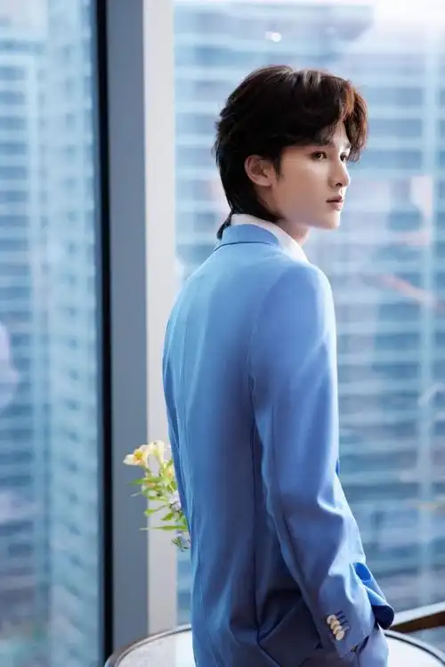 theo-朱正廷蓝色西装加身,给炎炎夏日带来别致清爽,尽显温柔