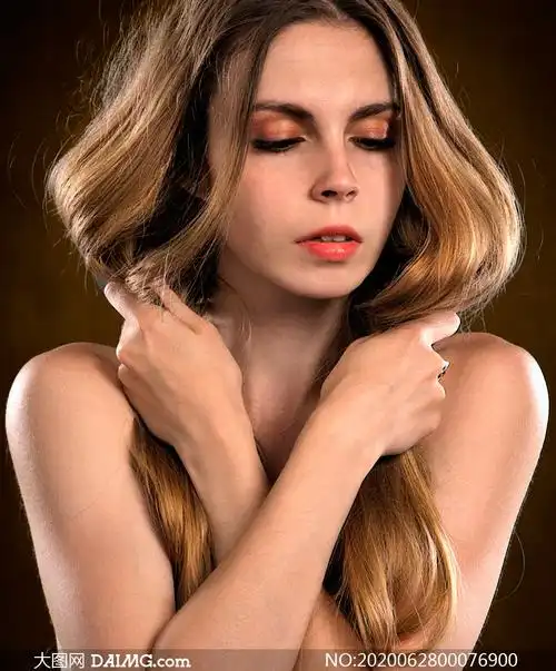 双手抓着秀发的美女摄影图片