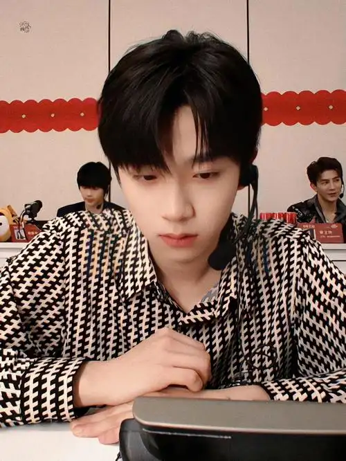 看这个脸看这个93肌嘶#张嘉元  #帅哥  #腹肌