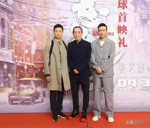 站在人群中,他年纪最大,但是张艺谋无疑是最抢眼的那个,于和伟身高179