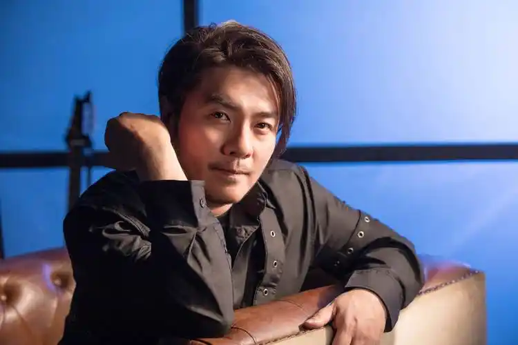 "亚洲情歌王"阿杜发全新单曲 4月26日一起《为爱而战》_世界