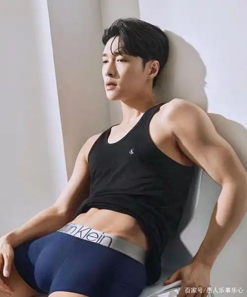 成功当上首位ck代言,张艺兴半裸大秀好身材,引发最新流量消费欲
