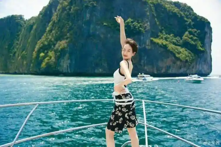 宋茜晒泳装照曲线好绝穿露背装秀白皙美背优越长颈天鹅臂太吸睛