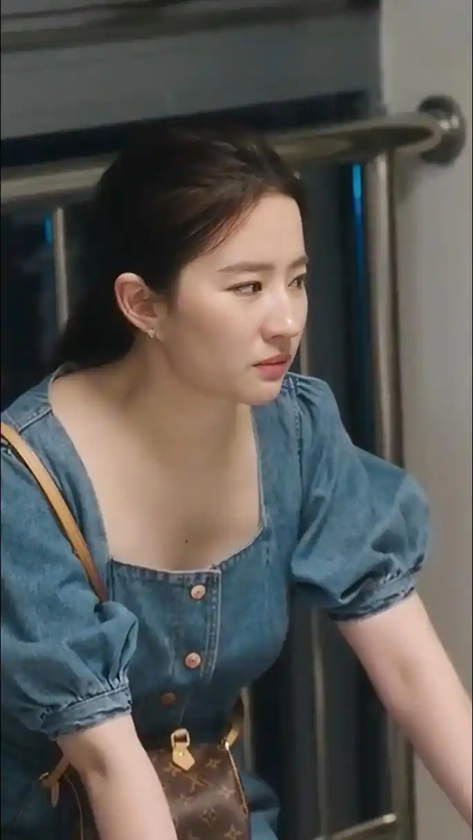 非常喜欢日常生活中的刘亦菲,素面朝天,吃饭睡觉,过着普通日常的生活