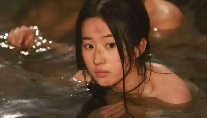 刘亦菲一丝不挂出镜,出浴照亮瞎网友!