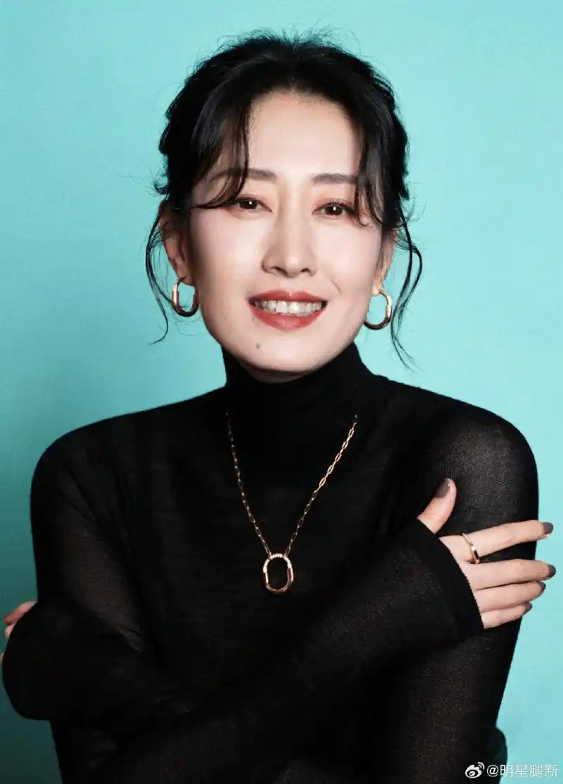 成熟韵味女演员刘敏涛穿超薄上衣大方秀文