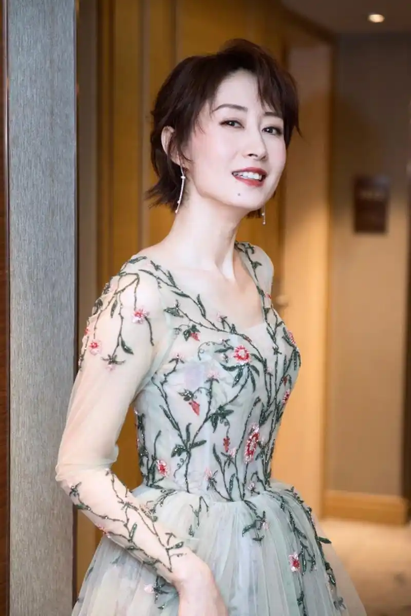 2013年,刘敏涛和老公去日本旅游,可一根20元的冰淇淋老公都不给她买.