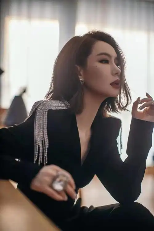 戚薇女王气质真不是盖的拖地长裙霸气十足看眼神就知道