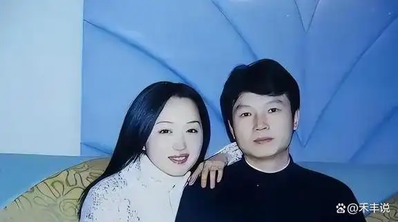 杨钰莹终究是老了,在美颜下看似年轻,但身材却瞒不过大家的眼睛