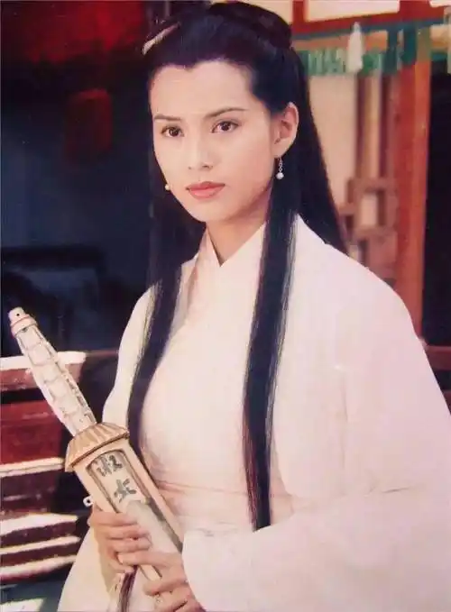 55岁李若彤新年秀体操穿紧身衣曲线婀娜白到发光双腿无赘肉