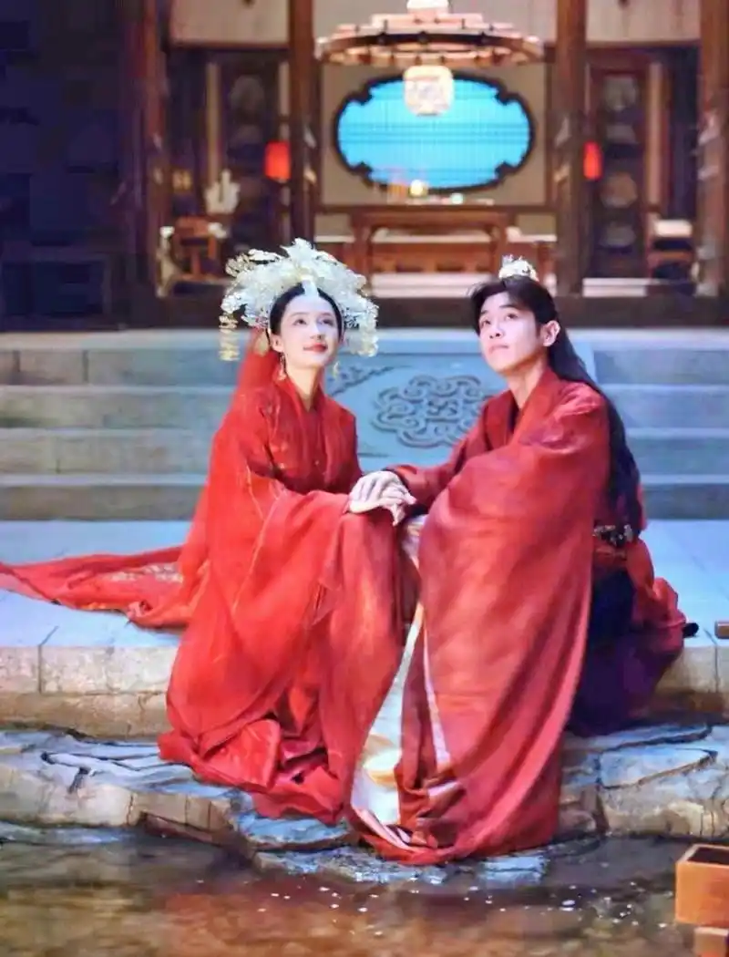 果然是结婚的女人最漂亮,这一幕李沁不仅演出了幸福与喜悦,还演出了一