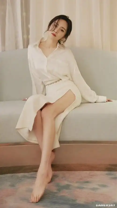 杨幂36岁晒写真美照一袭黄裙优雅明媚