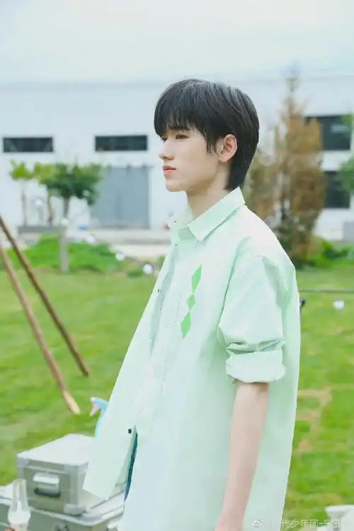宋亚轩晒九宫格告别八月最后一天##宋亚轩夏日薄荷绿穿搭造型