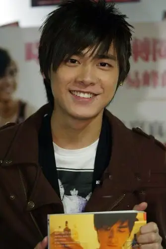 李易峰刚刚出道时,还是蛮帅的,但是现在的我哥貌似长胖了不少.