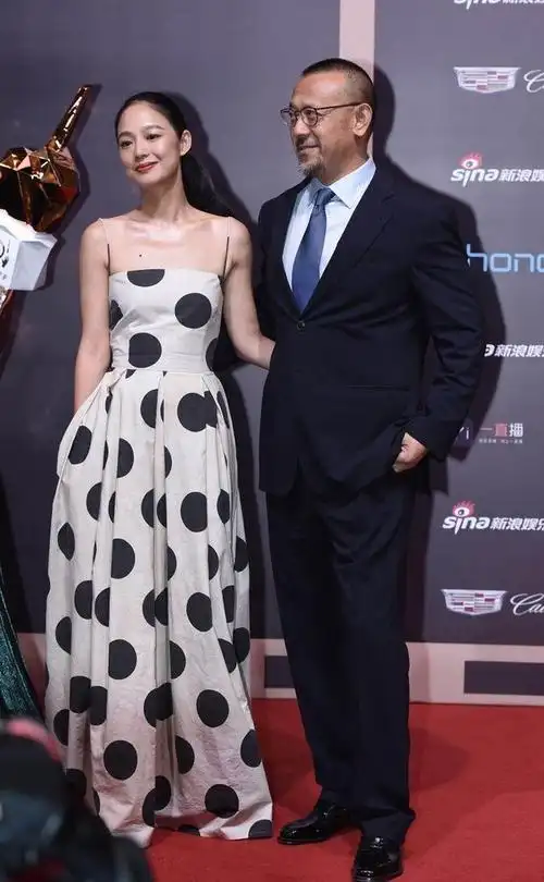 姜文周韵一家四口外出用餐两个儿子罕见露面身高已超过一米八