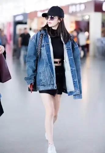 杨幂可以说是机场街拍达人,"下衣失踪"的风潮也是杨幂带动起来的.