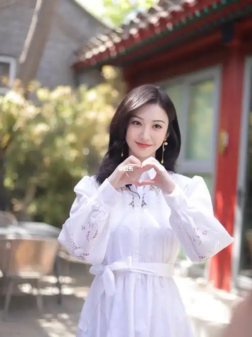 maje2021大中华区春夏品牌大使@景甜上身春夏系列棉质衬衫式连衣裙.