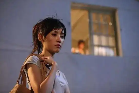 《七里香》中她摇摇晃晃地站在田野中的姿态诗意美好,宛如一株百合在