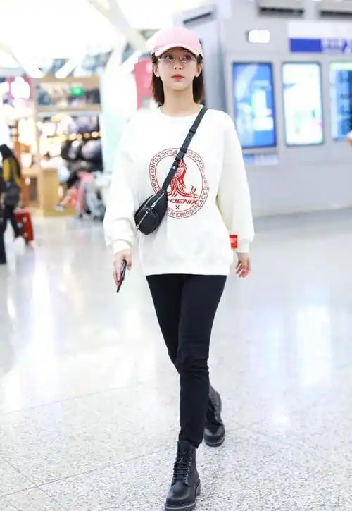 杨紫换了甜酷风更洋气,穿白色卫衣配牛仔裤好酷._衣服_风格_联络