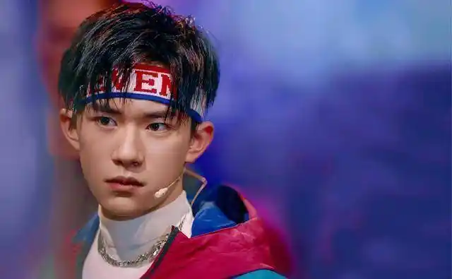 易烊千玺应援曲在妈妈生日时上线,现已达七十余首_明星_发展_少年