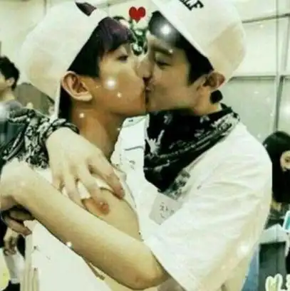 图网曝exo灿烈伯贤接吻照灿白曾爆料两人亲密关系