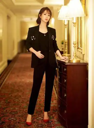 杨紫新剧造型太惊艳,黑色西装配长发大背头很霸气,秒变霸道总裁