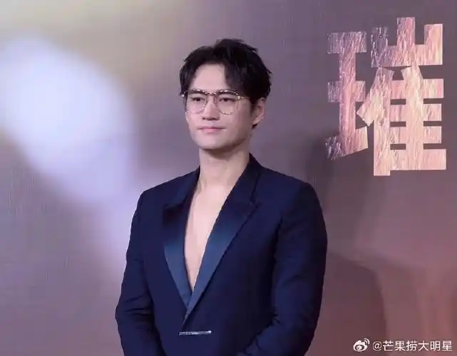 起猛了看到袁弘穿深v了##袁弘斯文败类感穿搭