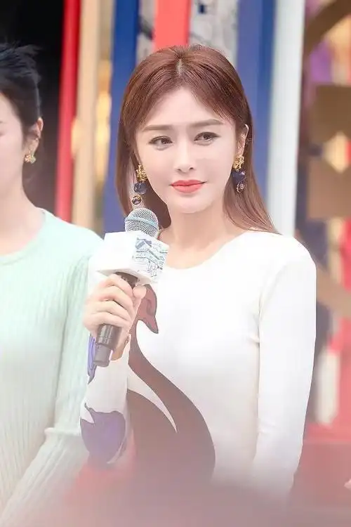 "不老女神"秦岚终究还是老了,远看像少女,近看却像阿姨|大龄剩女|感情