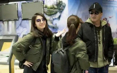 胡军一家三口亲子装现身九儿大长腿超吸睛一家人颜值都超高