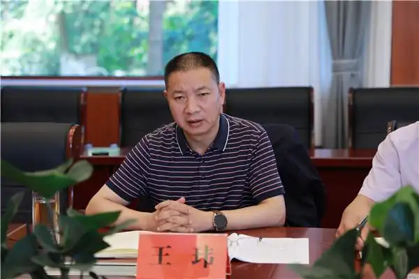 王玮到县开投集团调研指导工作