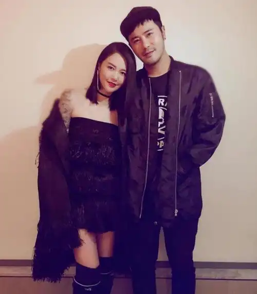 谭维维晚会献唱黑色礼服太修身圆滚小腹抢镜引发怀孕猜想