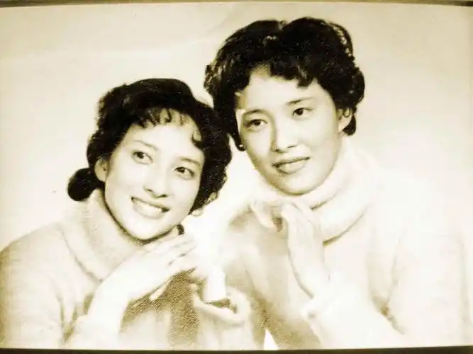 小编整理了一波70,80年代的证件照是另一种形式的写真;是略带严谨却