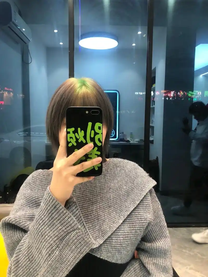 爆顶染 紫灰#染发 #美发 #分享照片 - 抖音