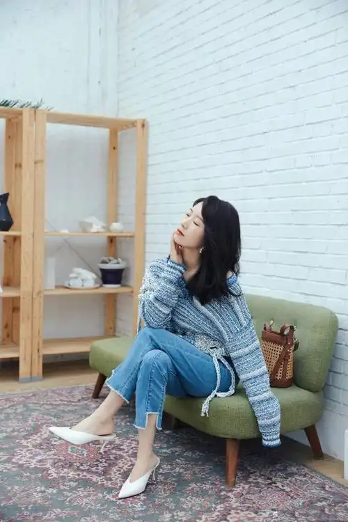 李念的少女感并没有随着岁月而减少反而越加强烈,毛衣搭配牛仔裤这是