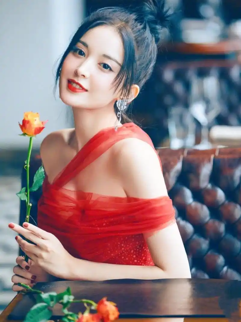 古力娜扎红色长裙美照,优雅浪漫明媚动人,简直是美若天仙!