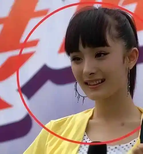 17岁杨幂与49岁成龙亲密合照引热议网友颜值真相揭晓