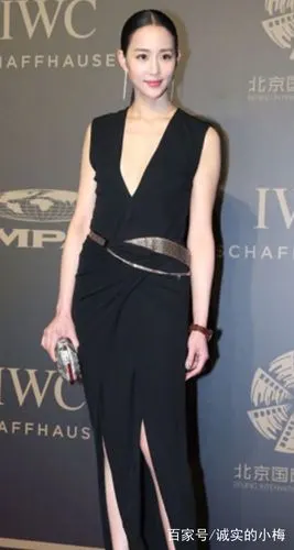 张钧甯玩的也太大了吧,出席活动和同性"接吻",真的是