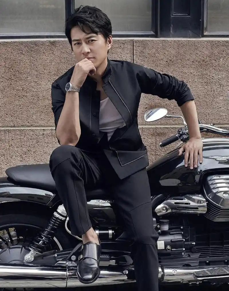 靳东家庭照曝光!外甥女长相精致不输明星,亲妹妹和他共用一张脸