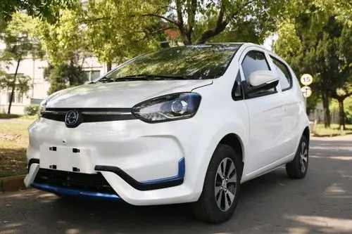 外观方面,江铃e200n外观和e200s相似,采用封闭式设计的前进气格栅