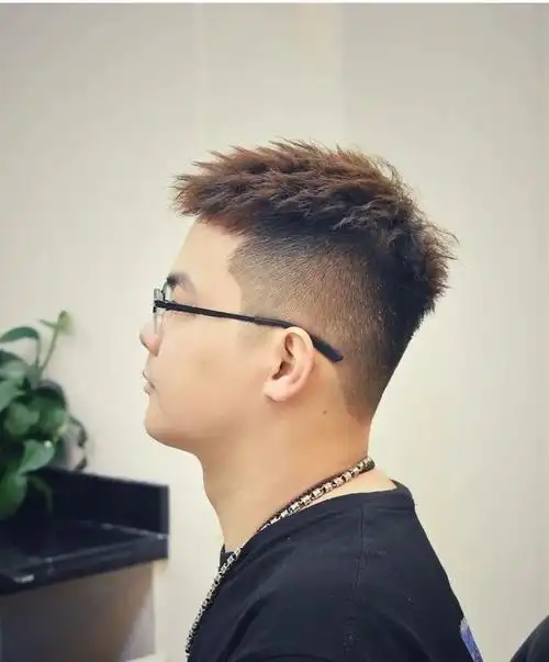 两侧铲短男士发型的百变在于,还可以和当下流行的烫发来做搭配,两侧铲