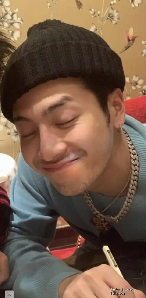 王嘉尔素颜和我差不多