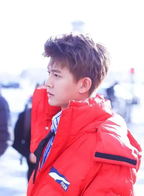 240105任嘉伦机场造型获赞粉丝热议青春潮流风